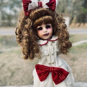 Creepy vampire doll- Claudine
